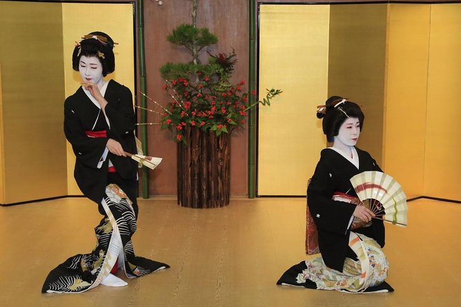 Asakusa: Ultimate 3-Geisha Experience for a Group of up to 4 People After a History Tour