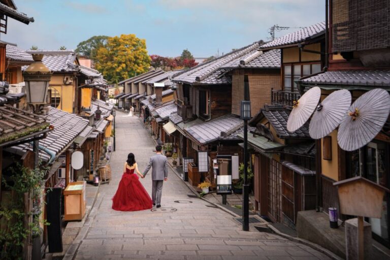 Kyoto: Private Romantic Photoshoot for Couples