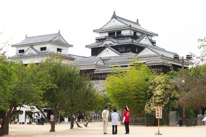 [Town Walk] Stroll Around Matsuyama Castle and Enjoy Local Shopping