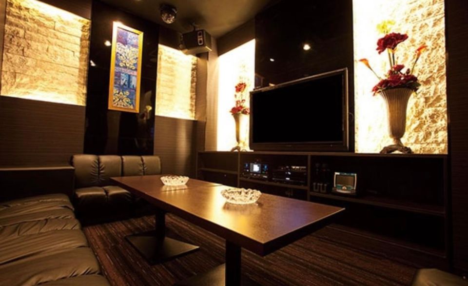 Tokyo: Karaoke Party in Ikebukuro With a Drink - Group Size and Language